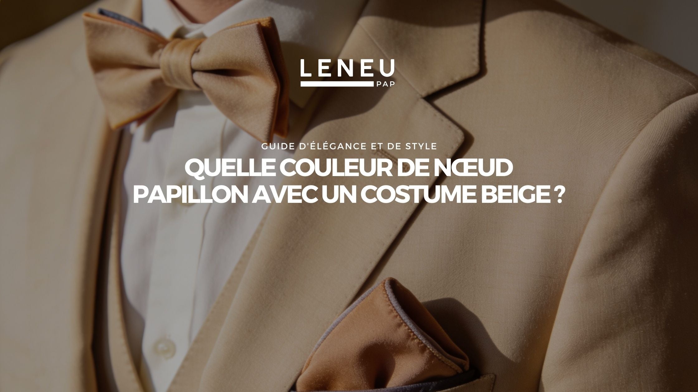 homme avec un costume beige et un noeud papillon beige